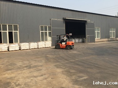 工作人员在仓库归纳